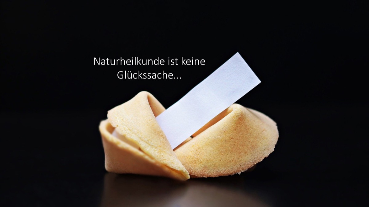Glückskeks mit leerem Zettel – Bildmotiv der Naturheilpraxis Simm: Naturheilkunde ist keine Glückssache