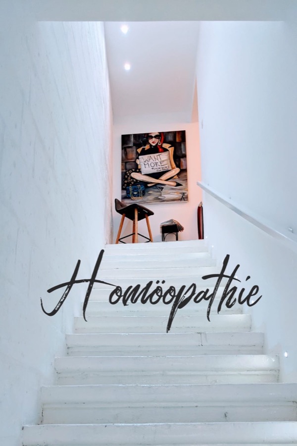 Treppenaufgang in der Naturheilpraxis Simm mit Schriftzug Homöopathie